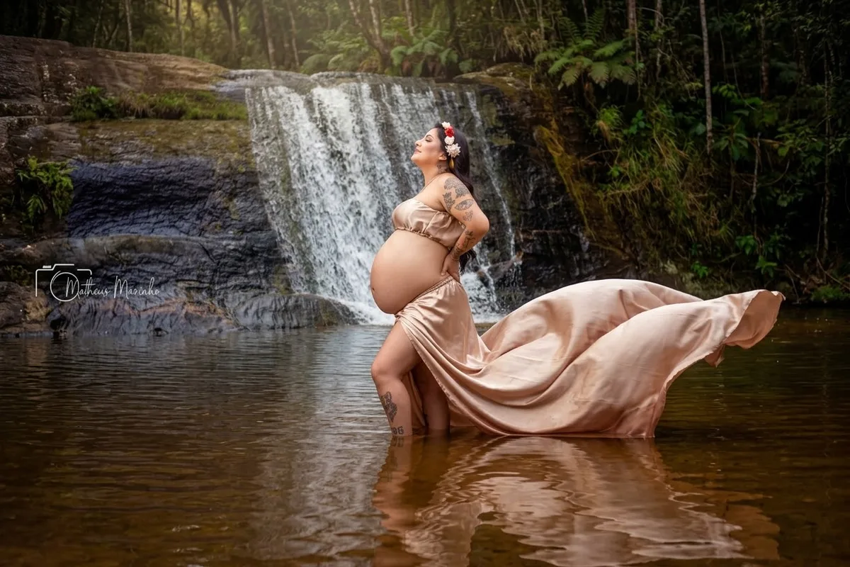 Ensaio de gestante na cachoeira por Marinho na Photo, Guaçuí, ES