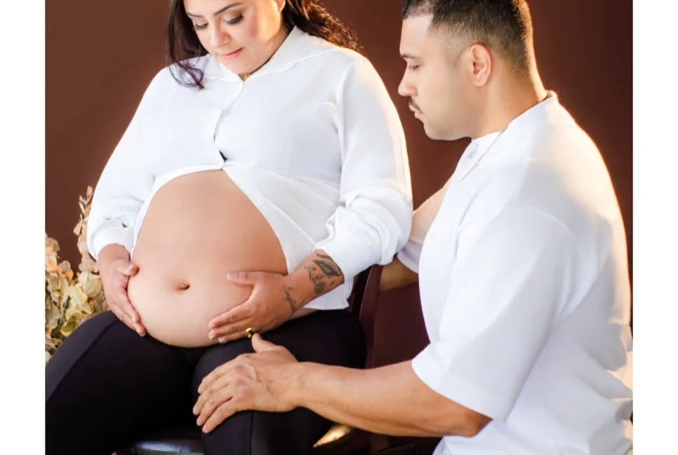 Gestante, as mãos na barriga por Marinho na Photo, Guaçuí, ES